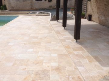 Dallage en pierres naturelles claires