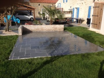 Dallage en pierres foncées